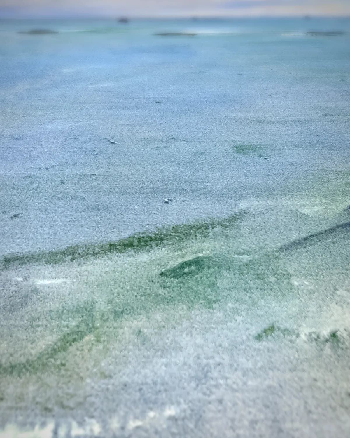 Boten op het strand bij Étretat op geweven fluweel, uitsnede 1 van 3
