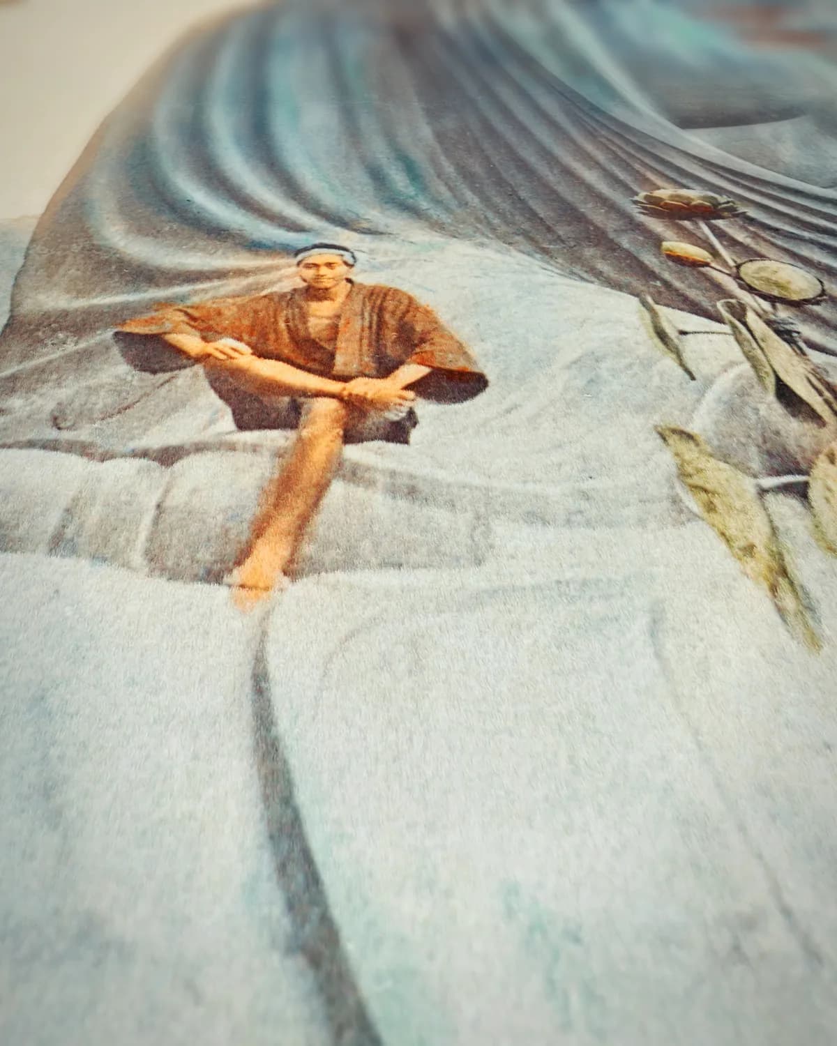 De bronzen buddha in Kamakura op geweven fluweel, uitsnede 1 van 3