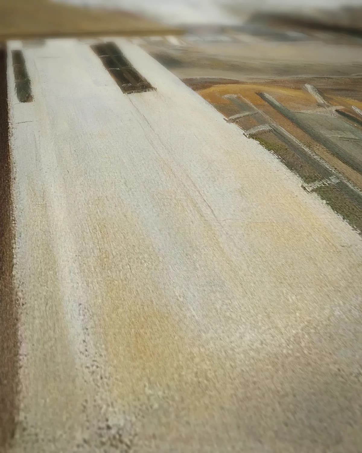 Dorpsstraat in de winter met een wandelaar op geweven fluweel, uitsnede 2 van 3
