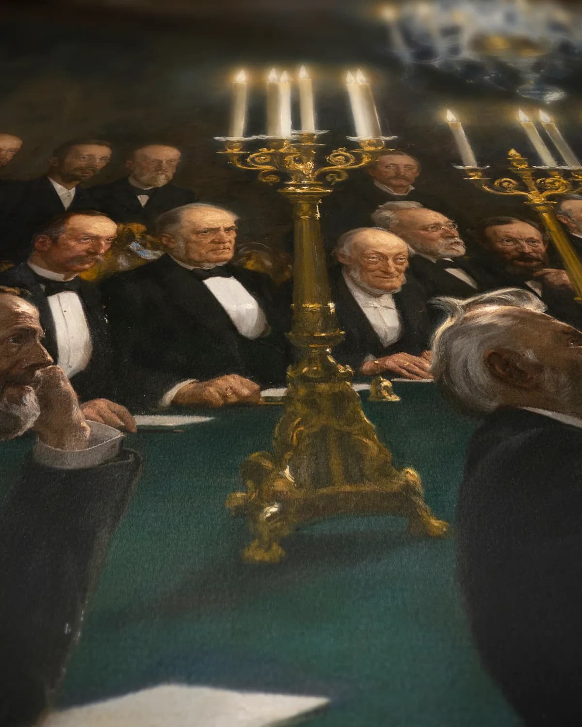 Een bijeenkomst van het Wetenschappelijk Genootschap op geweven fluweel, uitsnede 3 van 3
