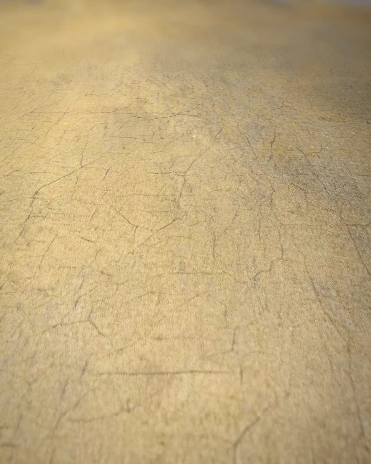 Een kaag komt aan land bij een strekdam op geweven fluweel, uitsnede 1 van 3