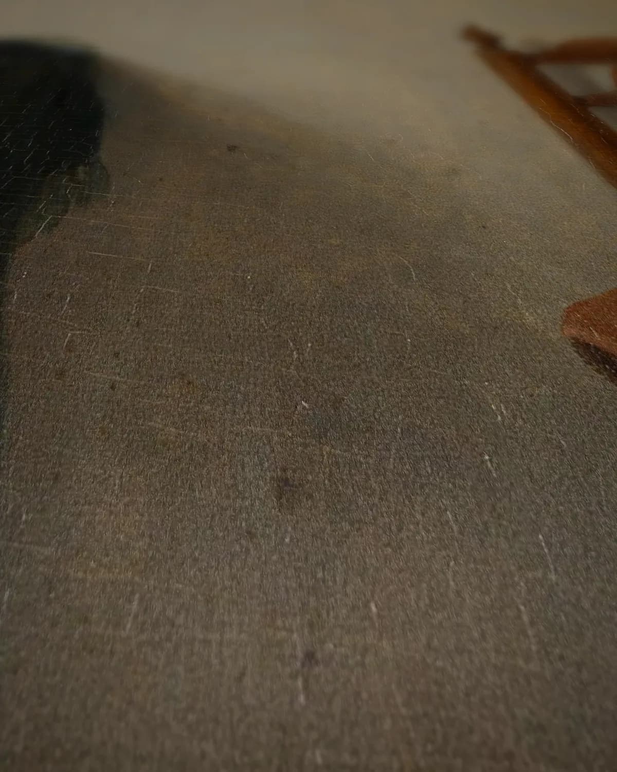 Een schrijver die zijn pen versnijdt op geweven fluweel, uitsnede 1 van 3
