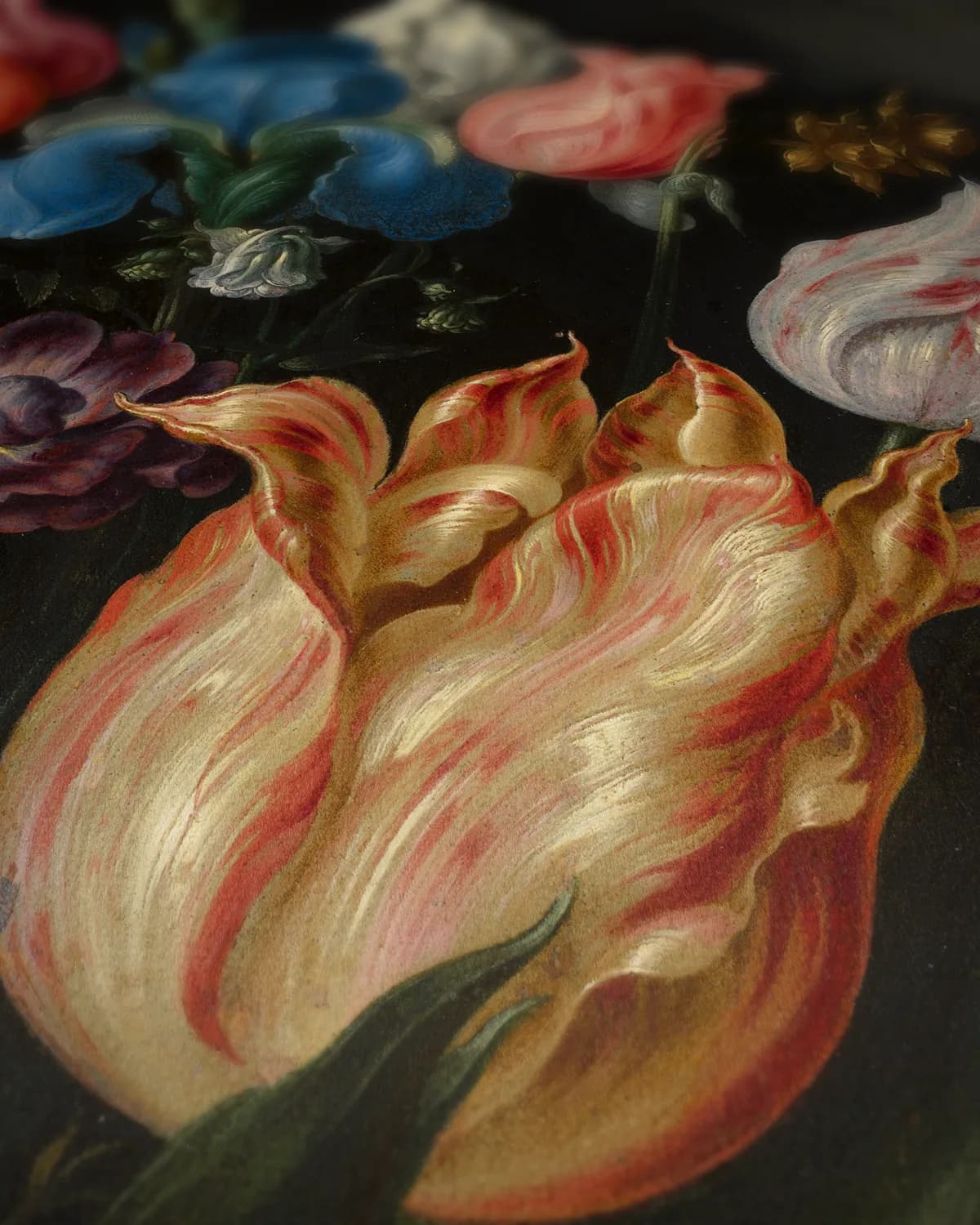 Bloemen in een glazen kolf op geweven fluweel, uitsnede 3 van 3