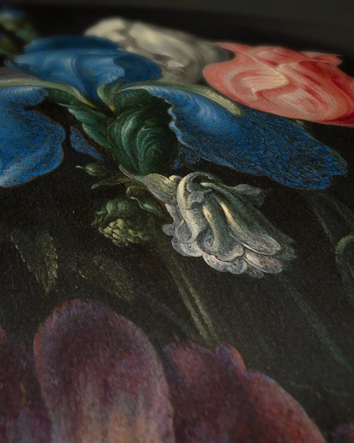 Bloemen in een glazen kolf op geweven fluweel, uitsnede 2 van 3