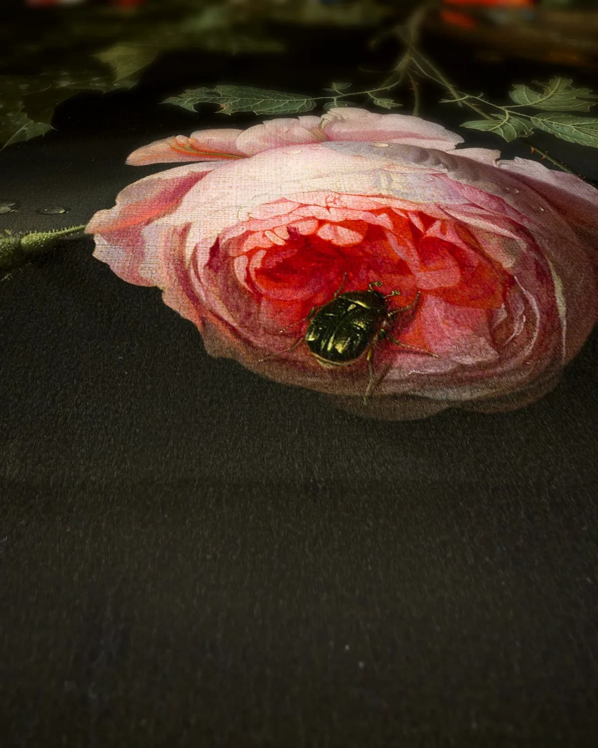 Bloemen in een metalen vaas op geweven fluweel, uitsnede 1 van 3