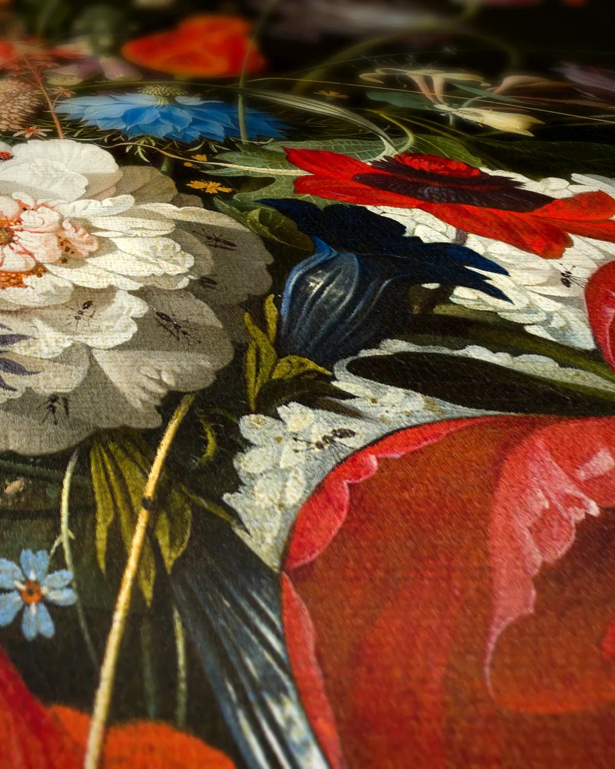 Bloemen in een metalen vaas op geweven fluweel, uitsnede 2 van 3
