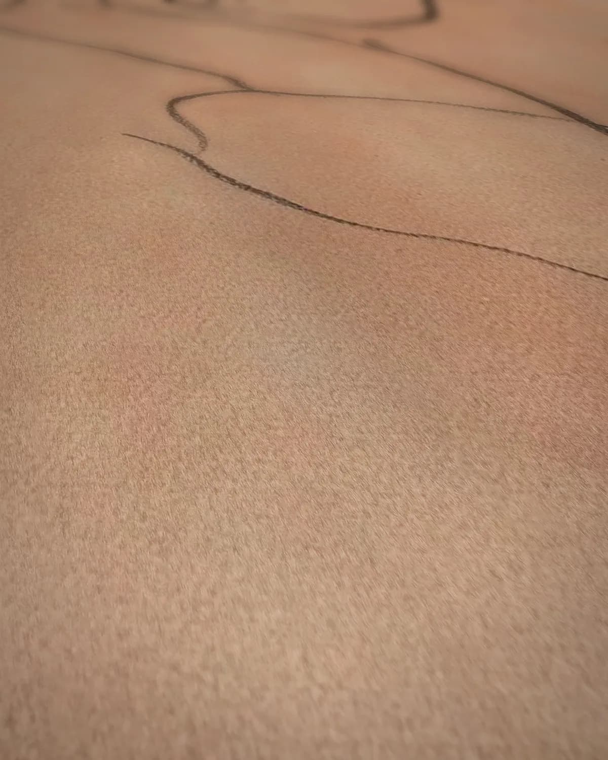 Hand bij het gezicht op geweven fluweel, uitsnede 2 van 3