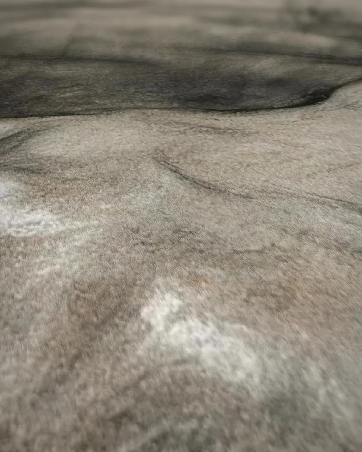 Handen in de schoot op geweven fluweel, uitsnede 2 van 3