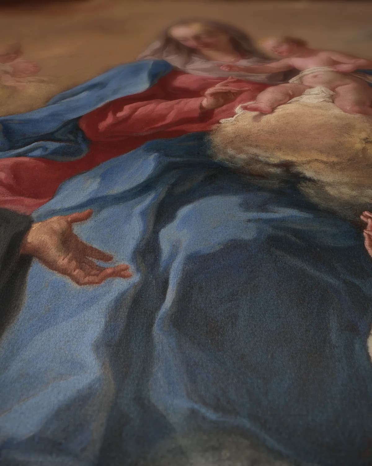 Heiligen stellen een vrome vrouw voor aan Maria met kind op geweven fluweel, uitsnede 3 van 3