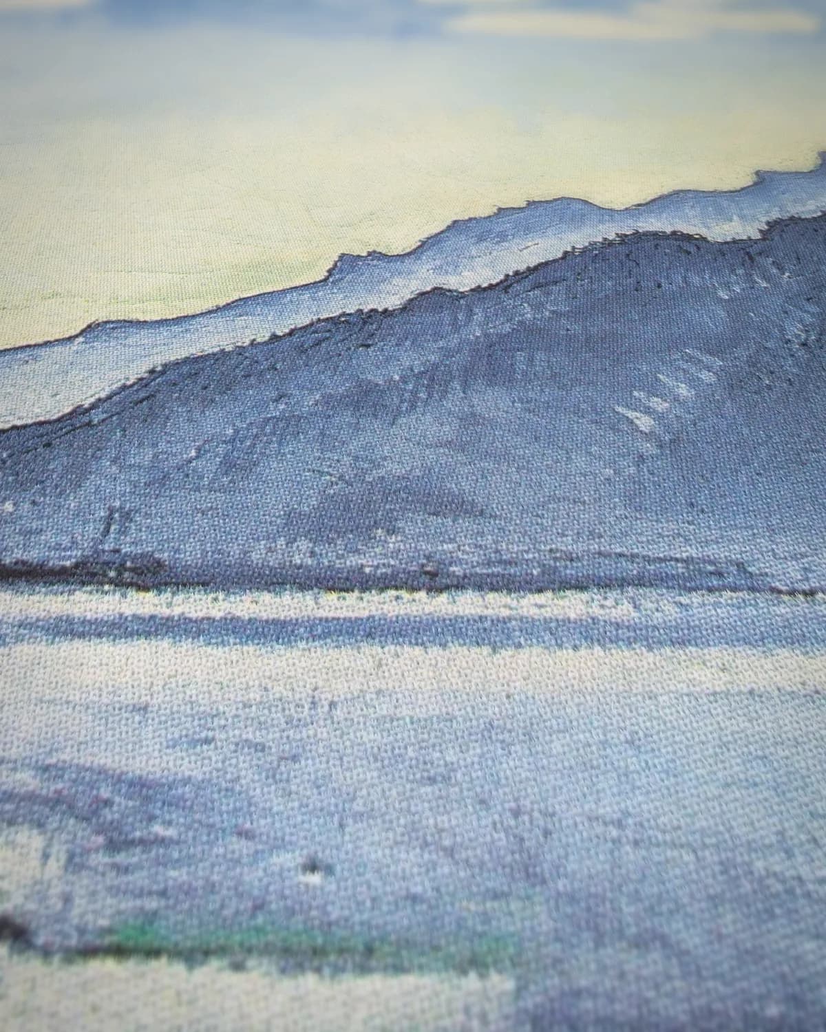 Het meer van Thun met symmetrische spiegeling (1905) op geweven fluweel, uitsnede 1 van 3