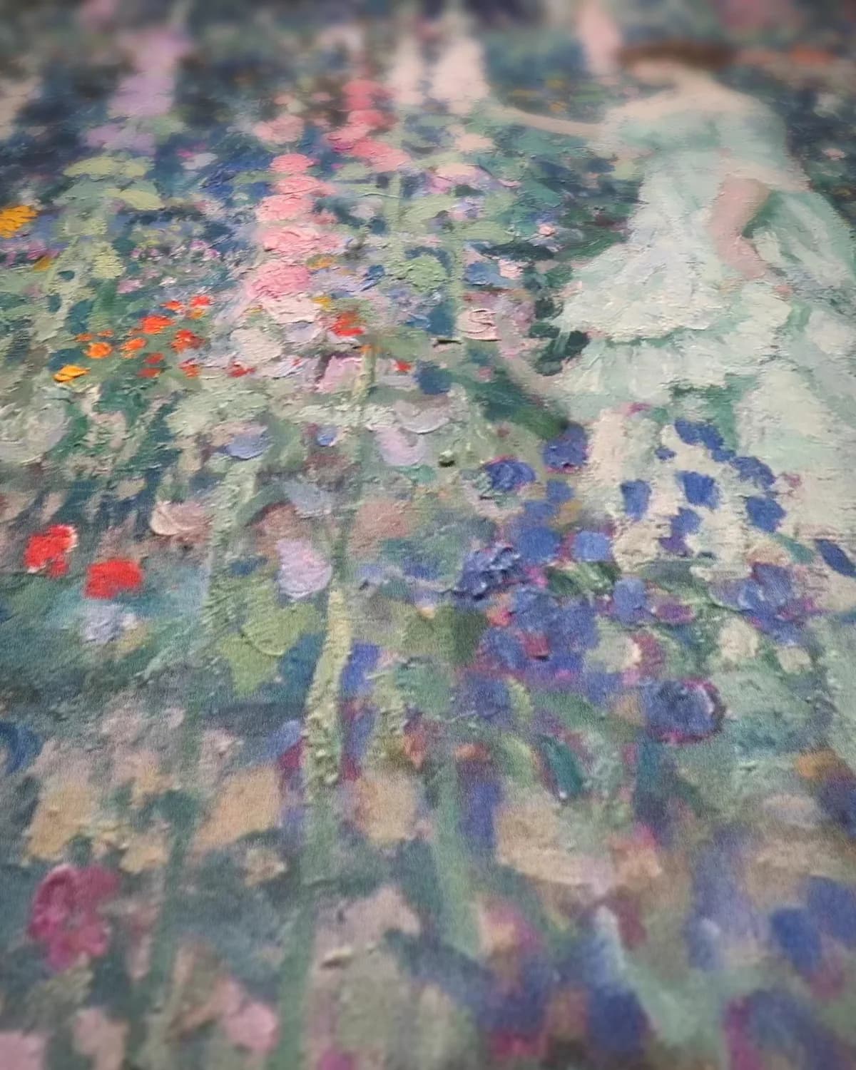 Hollyhocks (ca. 1912) op geweven fluweel, uitsnede 3 van 3
