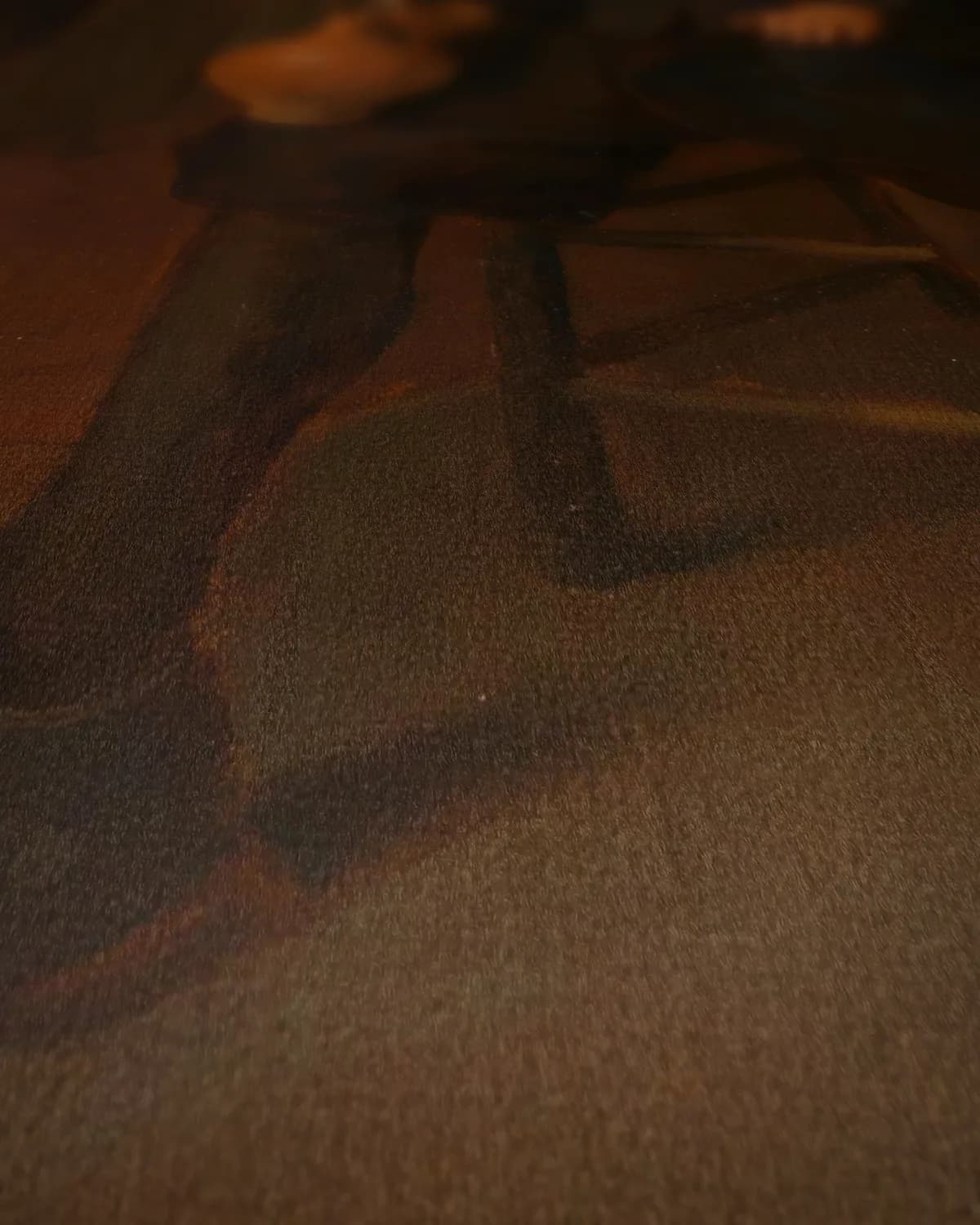 Interieur met twee mannen bij het vuur op geweven fluweel, uitsnede 1 van 3