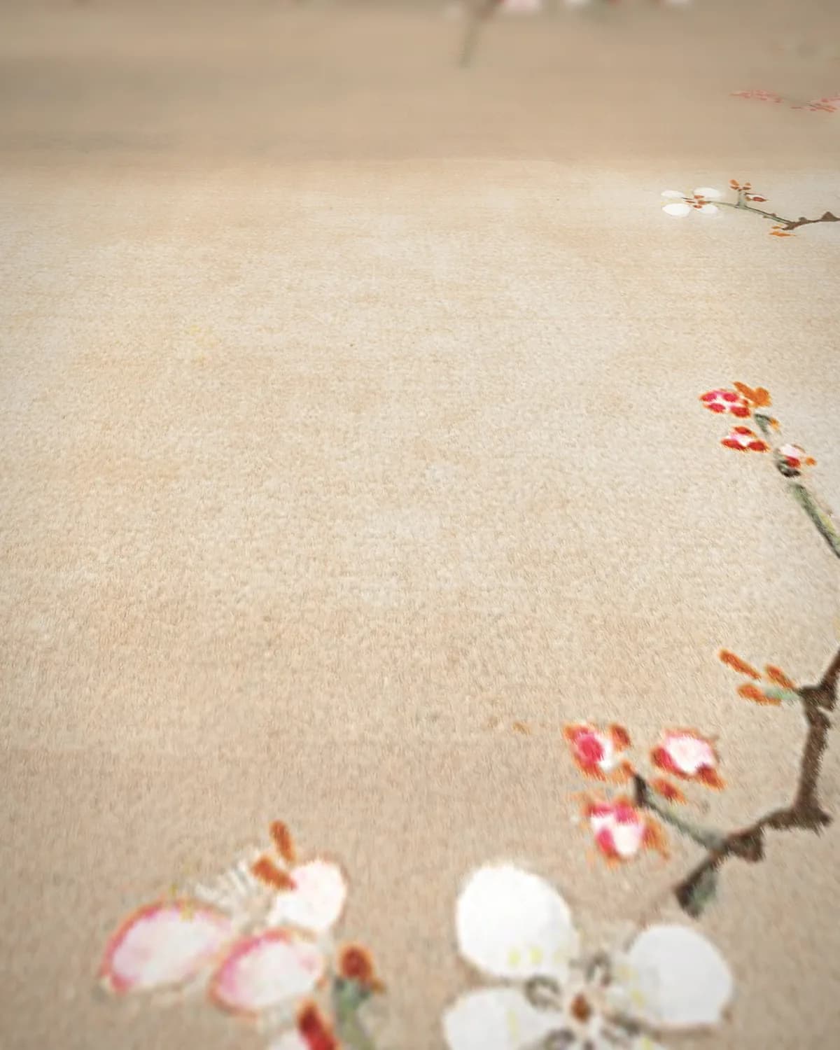 Japanse pruimenbloesem in maanlicht op geweven fluweel, uitsnede 1 van 3