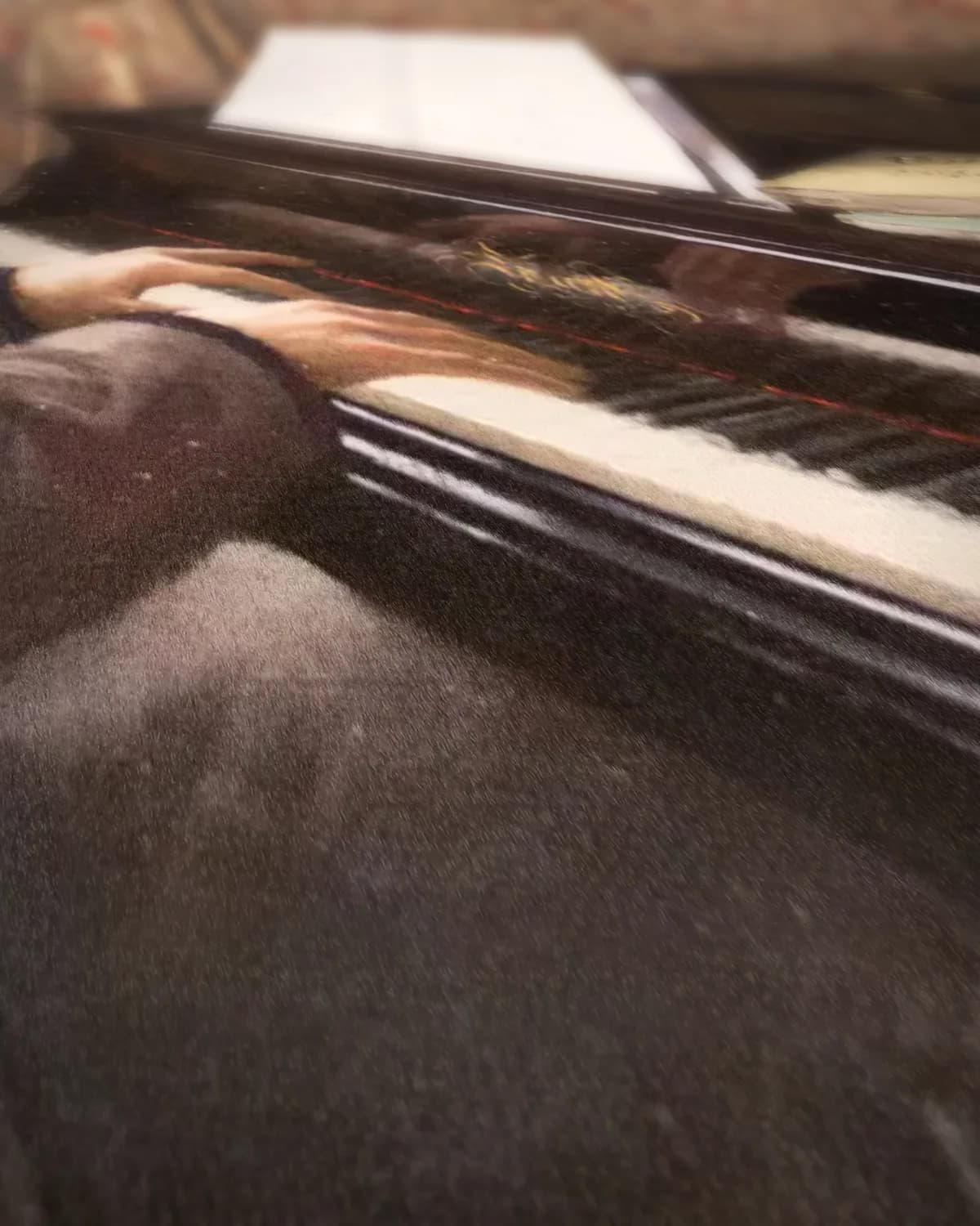 Jongeman aan de piano op geweven fluweel, uitsnede 2 van 3