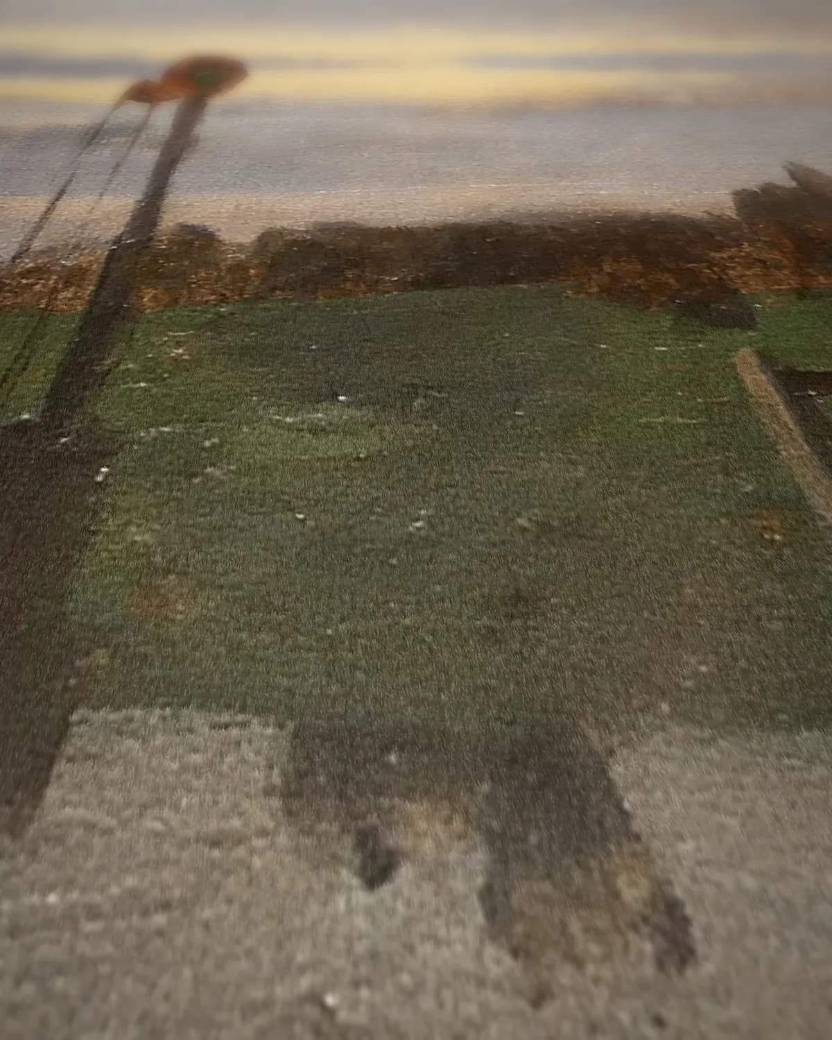 Klein stationnetje aan de spoorlijn op geweven fluweel, uitsnede 1 van 3