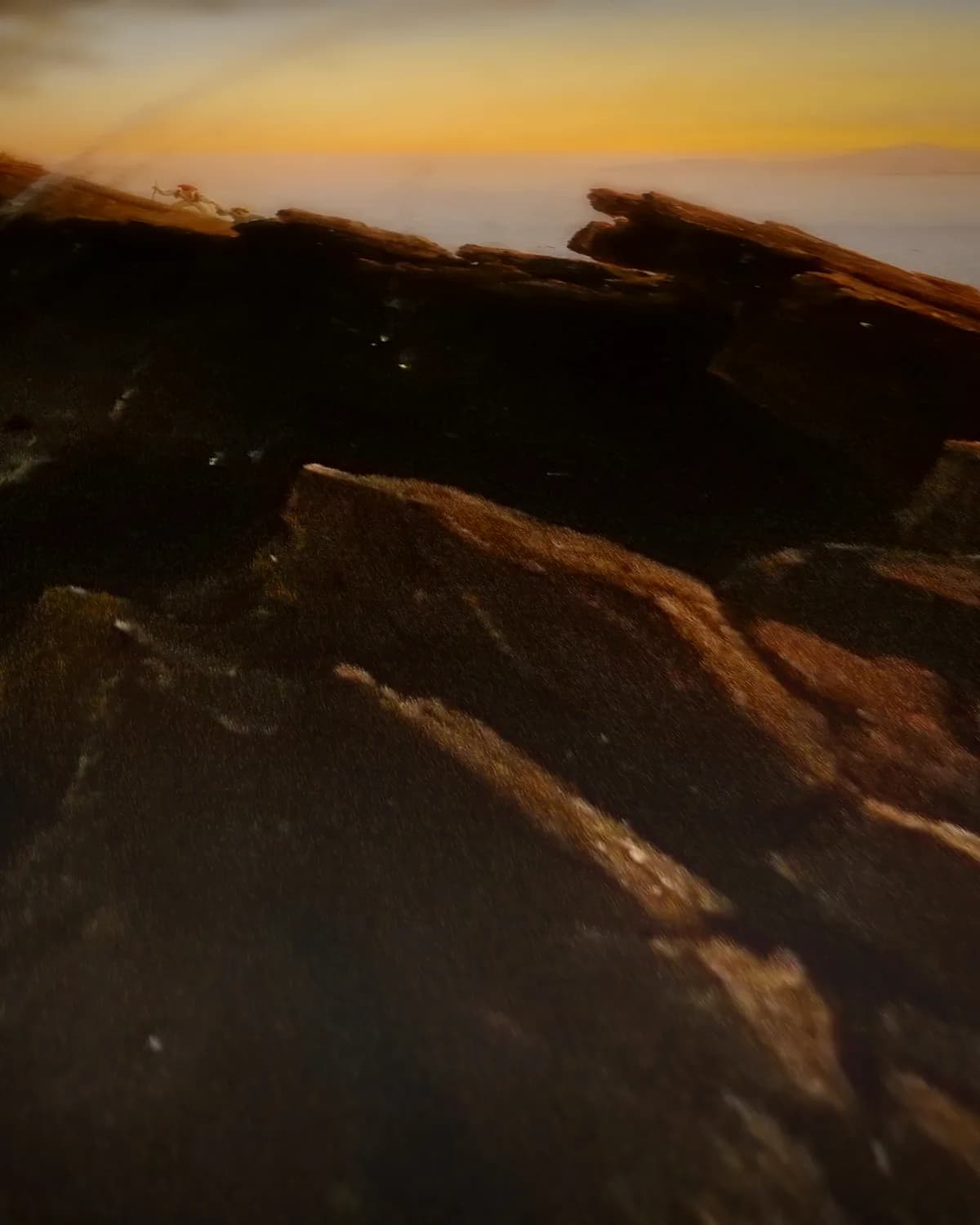 Krater van de Vesuvius bij zonsondergang over de Golf van Napels op geweven fluweel, uitsnede 2 van 3