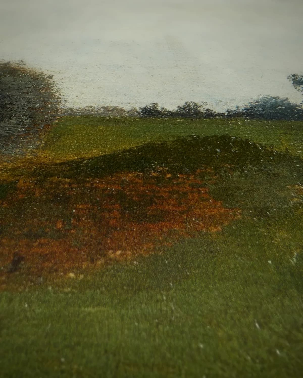 Landschap met een rij bomen op geweven fluweel, uitsnede 1 van 3