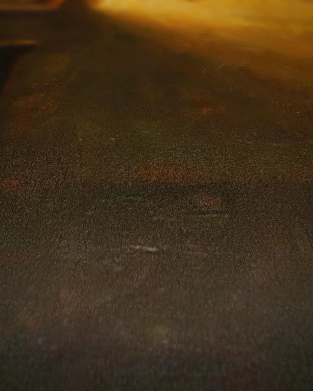 Licht op een muur met een spijker op geweven fluweel, uitsnede 1 van 3