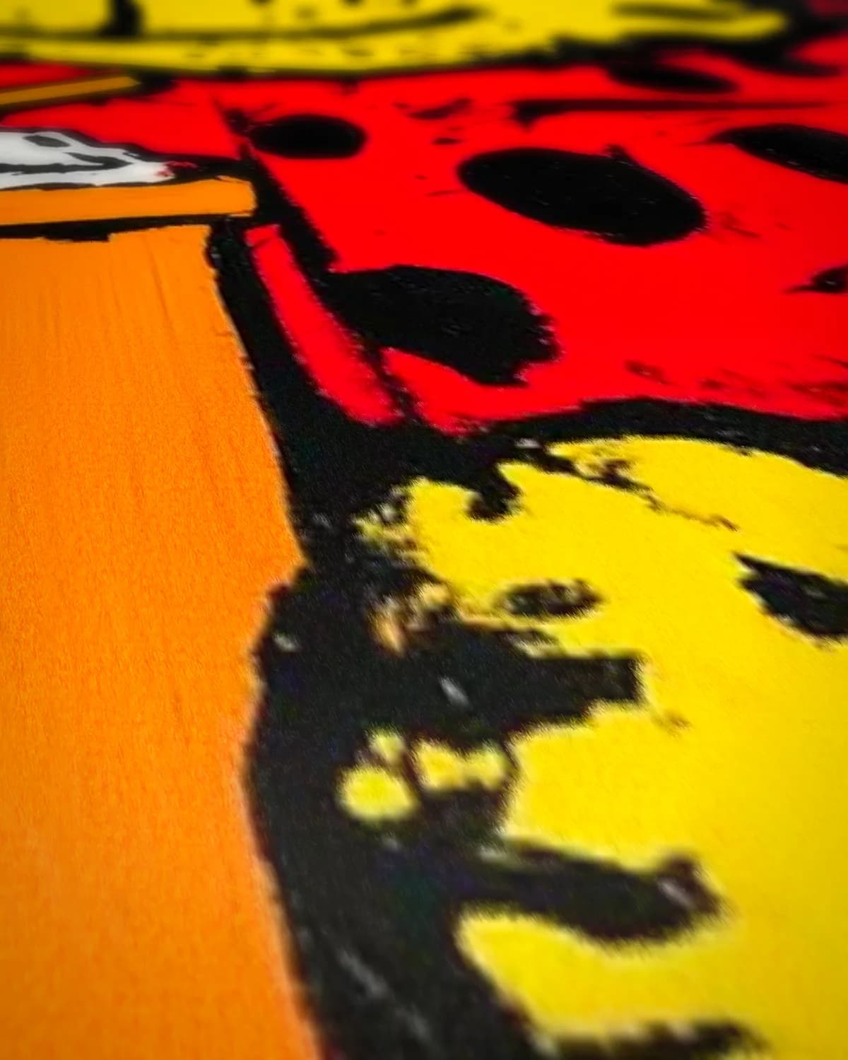 Luipaardbeer op rood op geweven fluweel, uitsnede 2 van 3