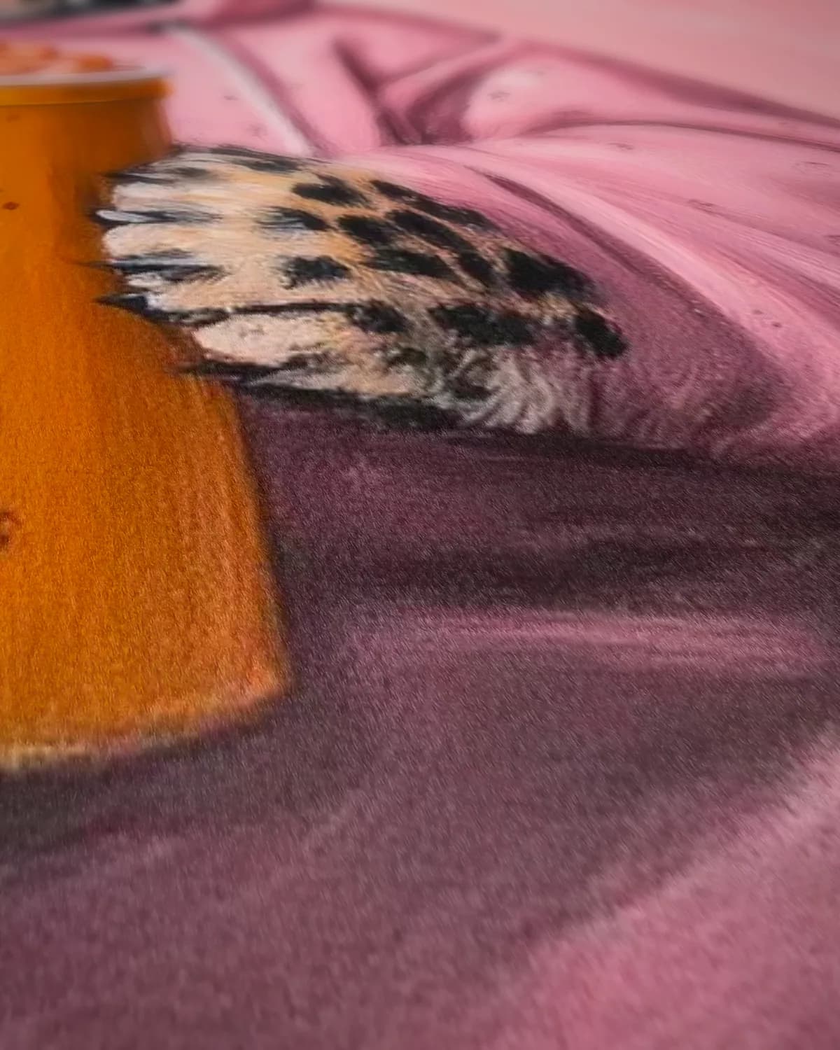 Luipaardje in roze op geweven fluweel, uitsnede 2 van 3
