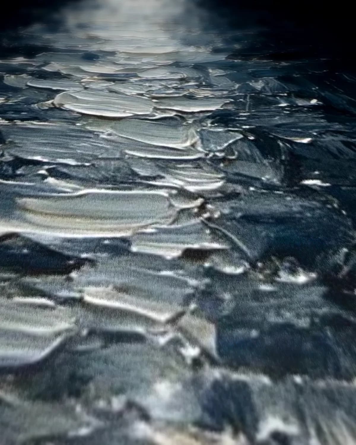 Maan boven het water op geweven fluweel, uitsnede 1 van 3