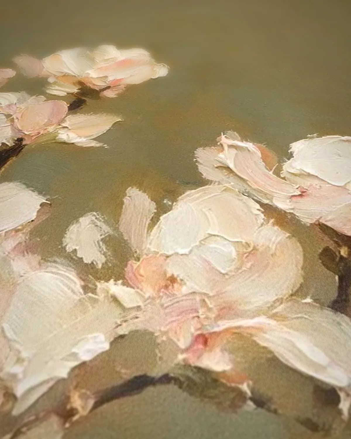 Magnoliatak tegen grijsblauw op geweven fluweel, uitsnede 3 van 3