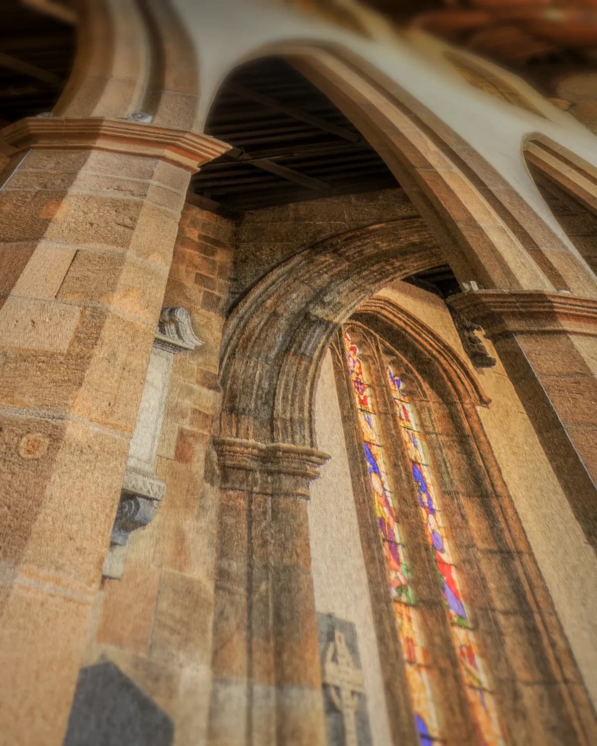 Majestueus kerkinterieur op geweven fluweel, uitsnede 1 van 3