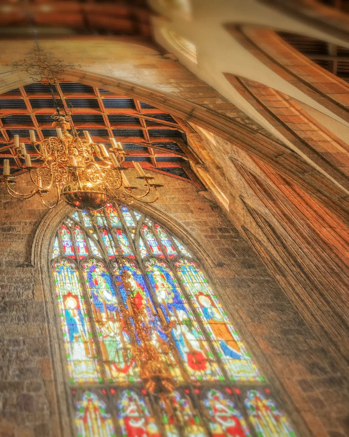 Majestueus kerkinterieur op geweven fluweel, uitsnede 2 van 3