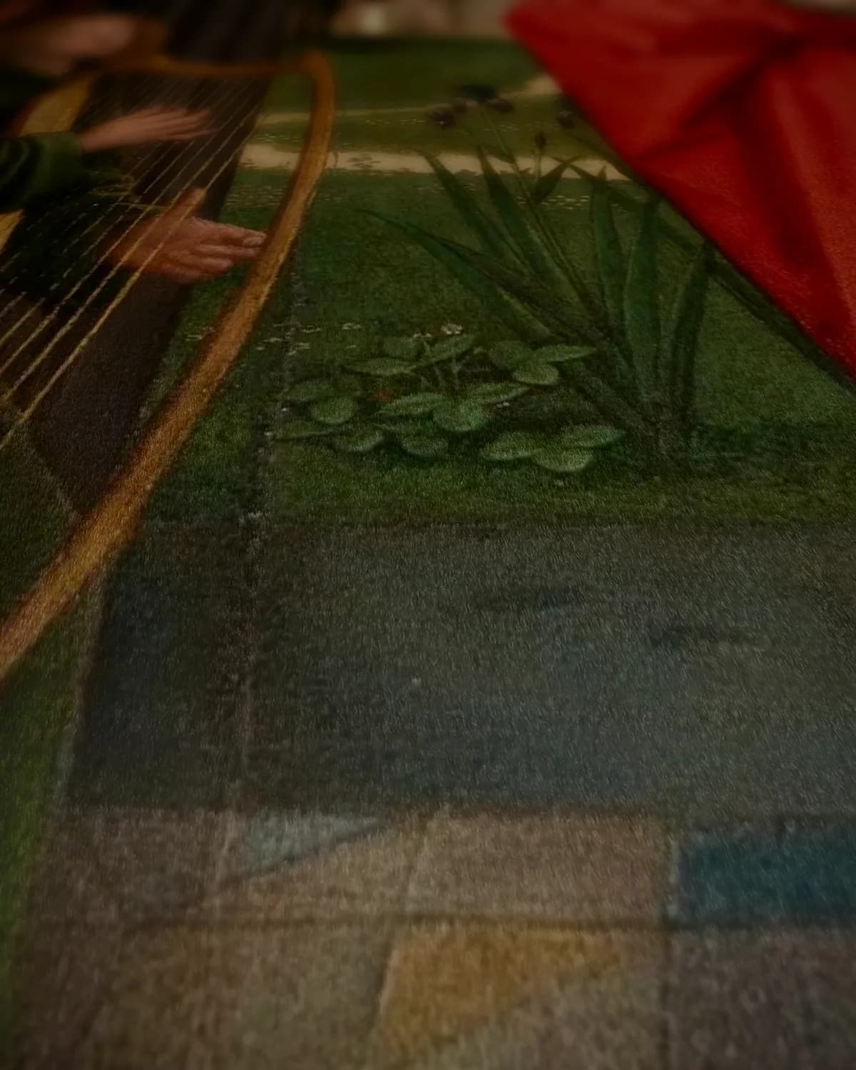Maria met kind en vier engelen op geweven fluweel, uitsnede 1 van 3