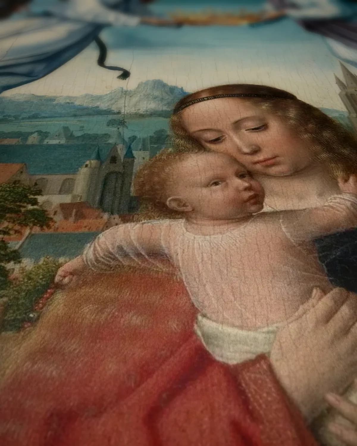 Maria met kind en vier engelen op geweven fluweel, uitsnede 3 van 3