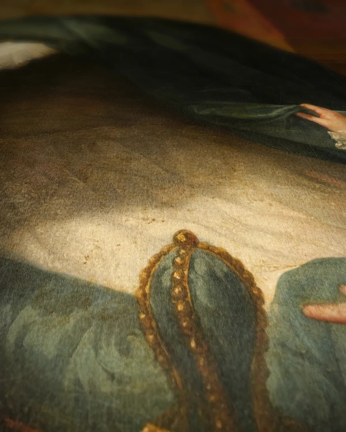 Marie Antoinette en haar kinderen op geweven fluweel, uitsnede 1 van 3
