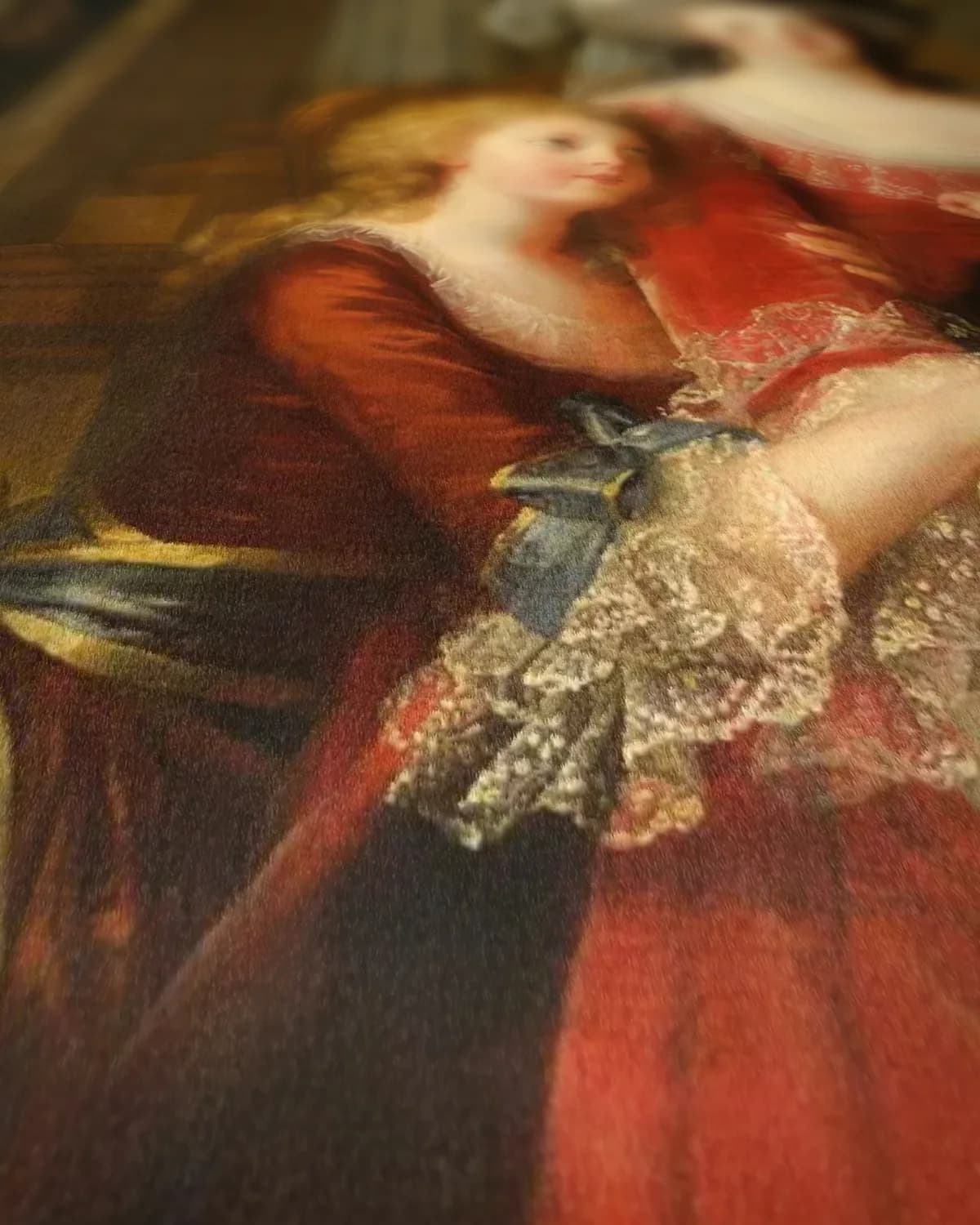 Marie Antoinette met een roos op geweven fluweel, uitsnede 1 van 3