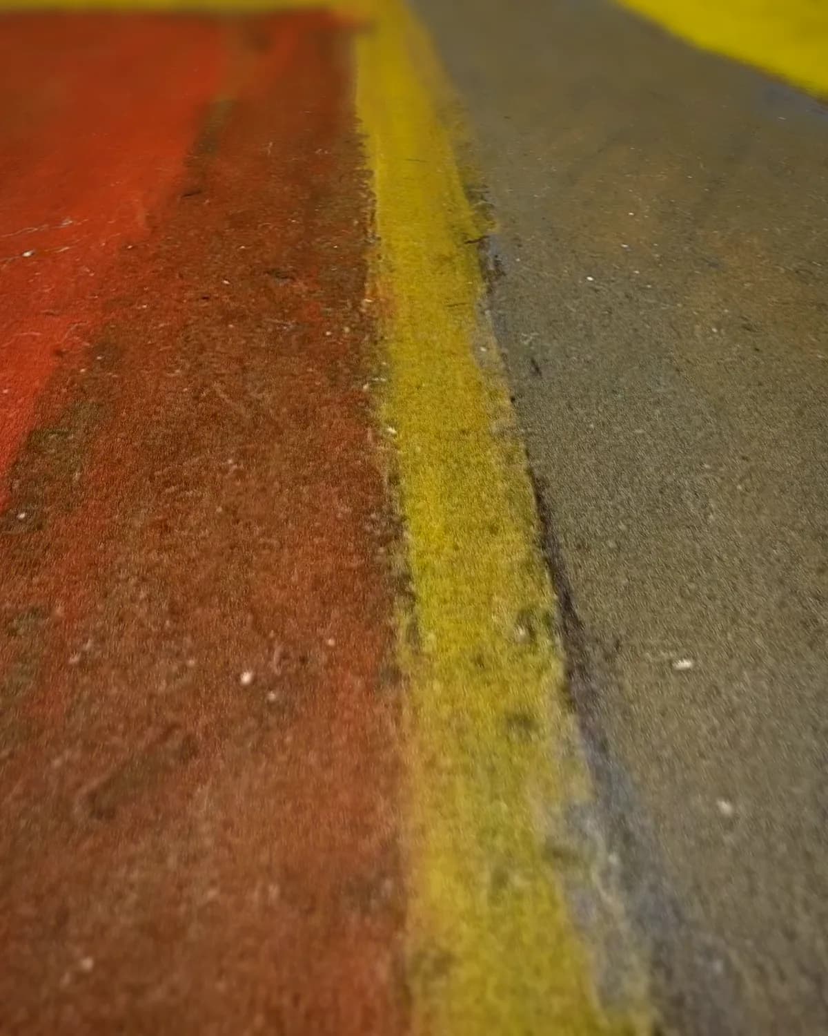 Moeder opent de deur op geweven fluweel, uitsnede 1 van 3
