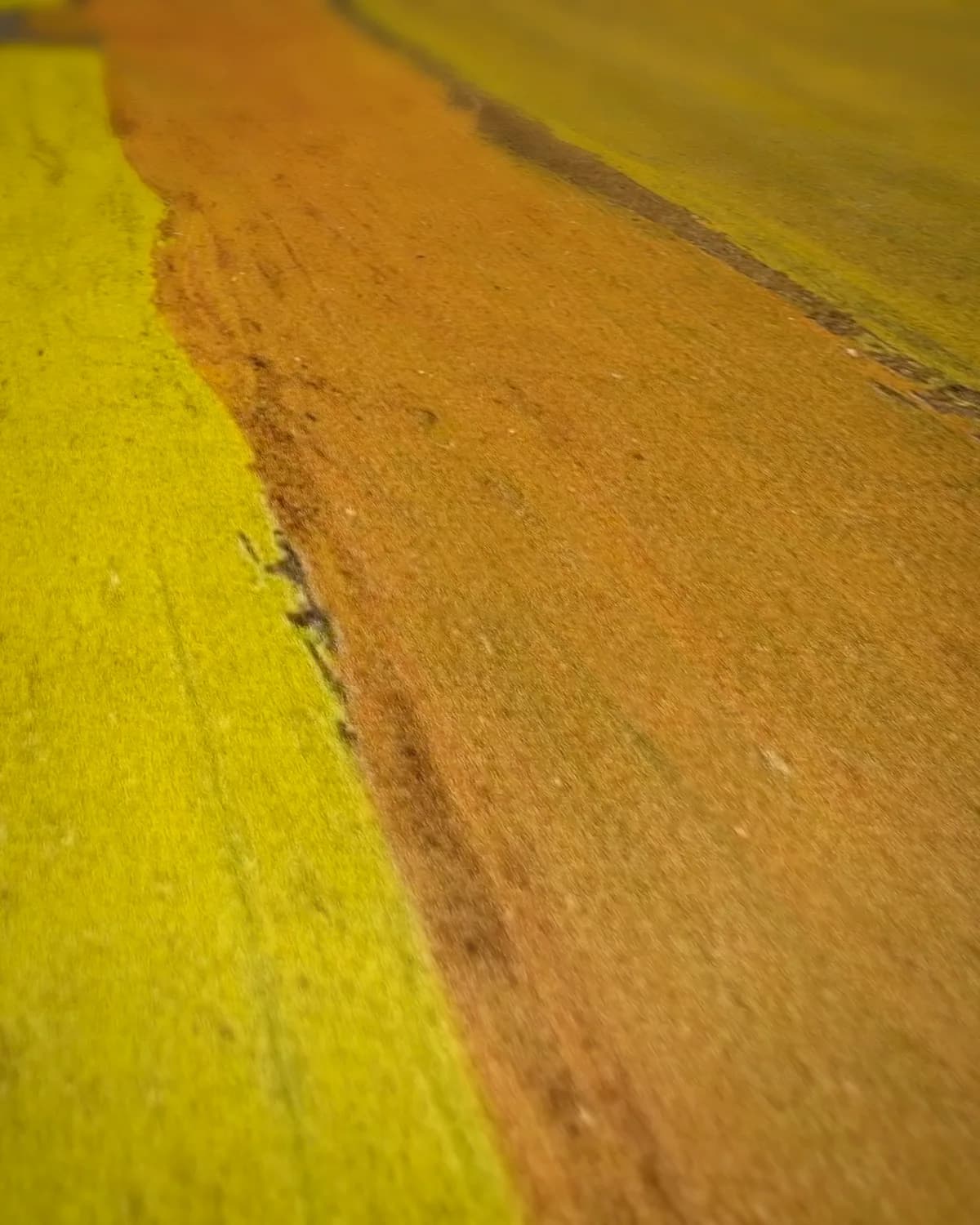 Moeder opent de deur op geweven fluweel, uitsnede 2 van 3