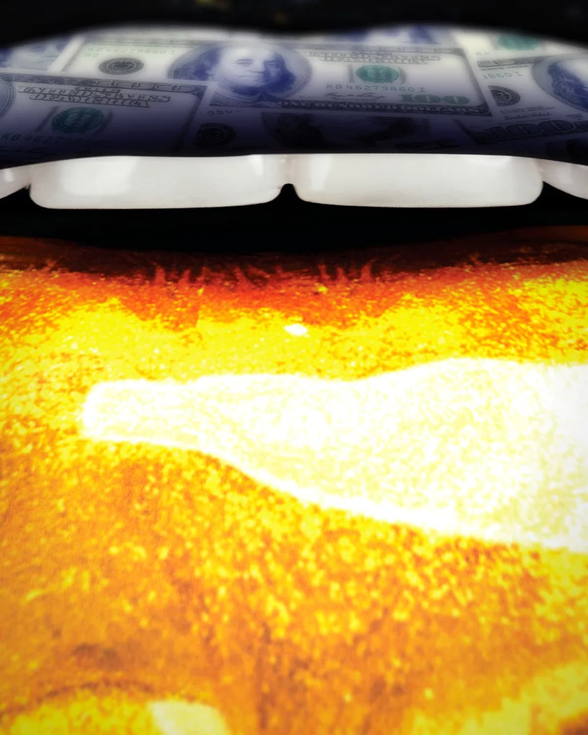 Money lips op geweven fluweel, uitsnede 3 van 3