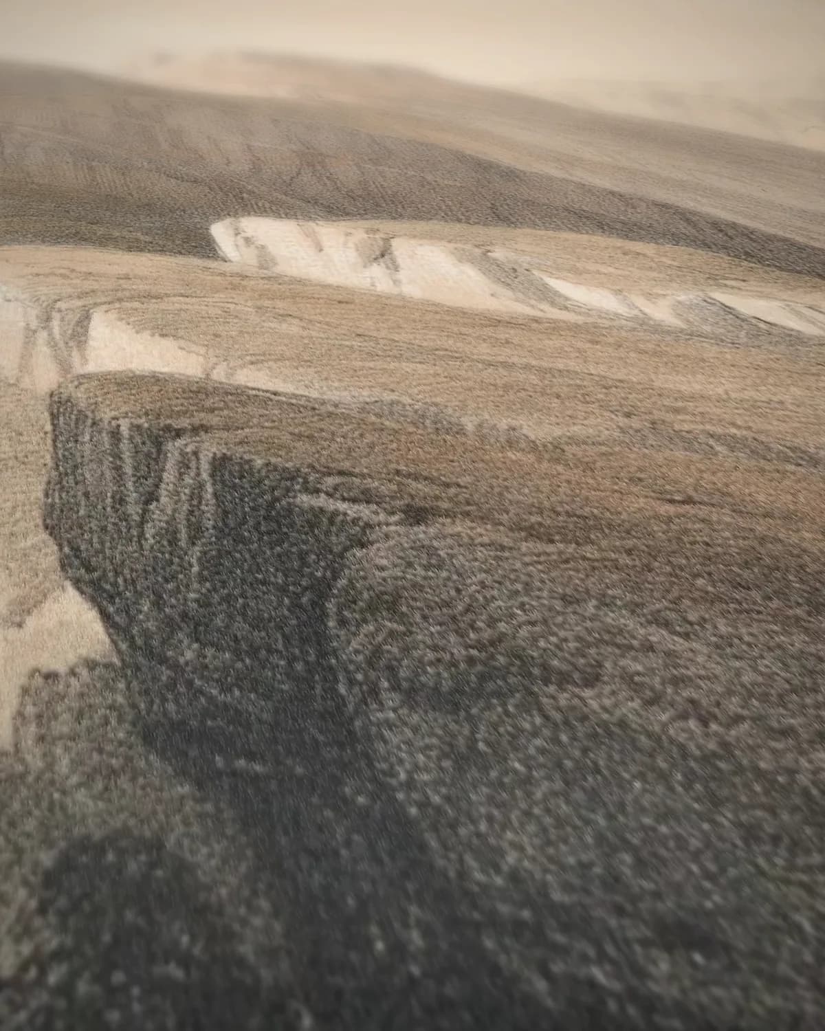 Oosters bergpanorama op geweven fluweel, uitsnede 2 van 3