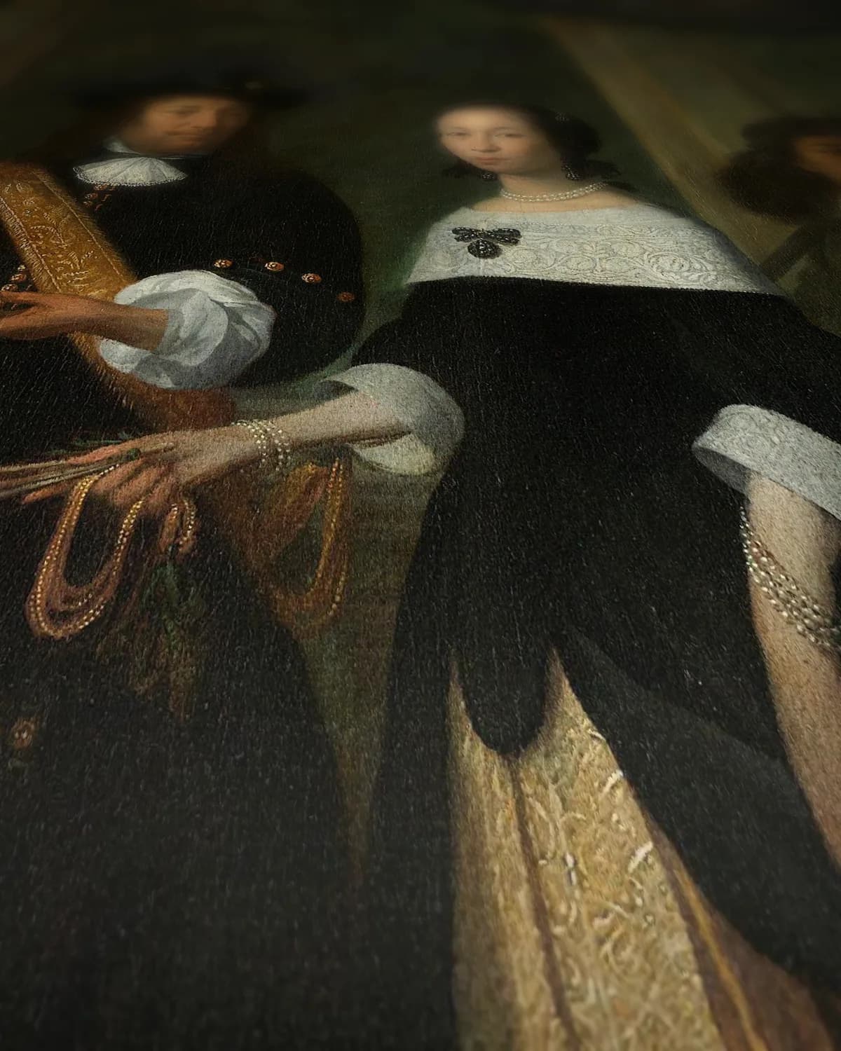 Pieter Cnoll, Cornelia van Nijenrode, hun dochters en twee tot slaaf gemaakte bedienden op geweven fluweel, uitsnede 1 van 3