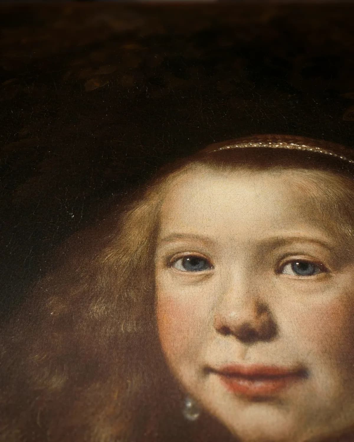 Portret van Clara Alewijn op geweven fluweel, uitsnede 3 van 3