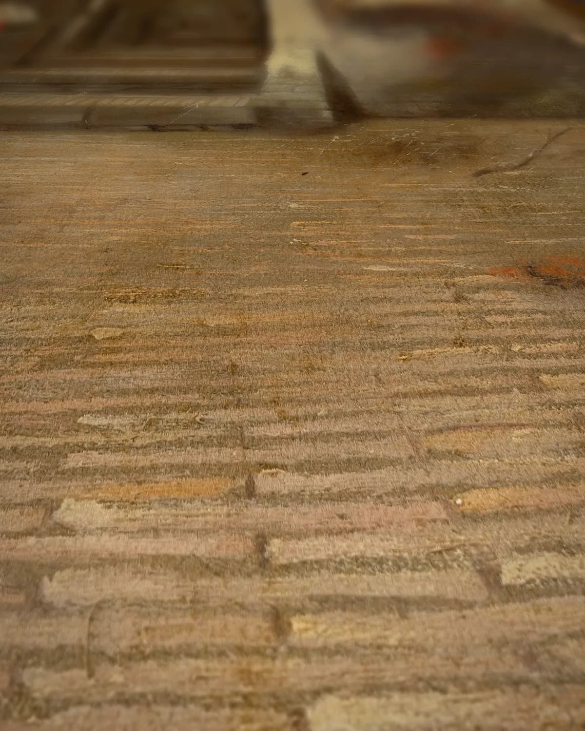 Rokende man en drinkende vrouw op een binnenplaats op geweven fluweel, uitsnede 1 van 3