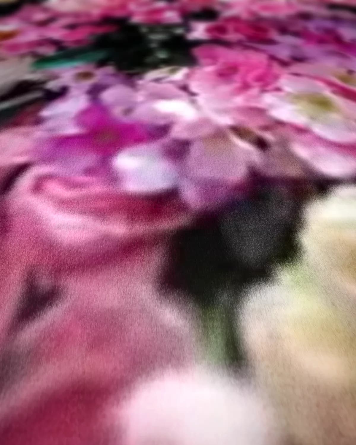 Roze bloemen op geweven fluweel, uitsnede 1 van 3