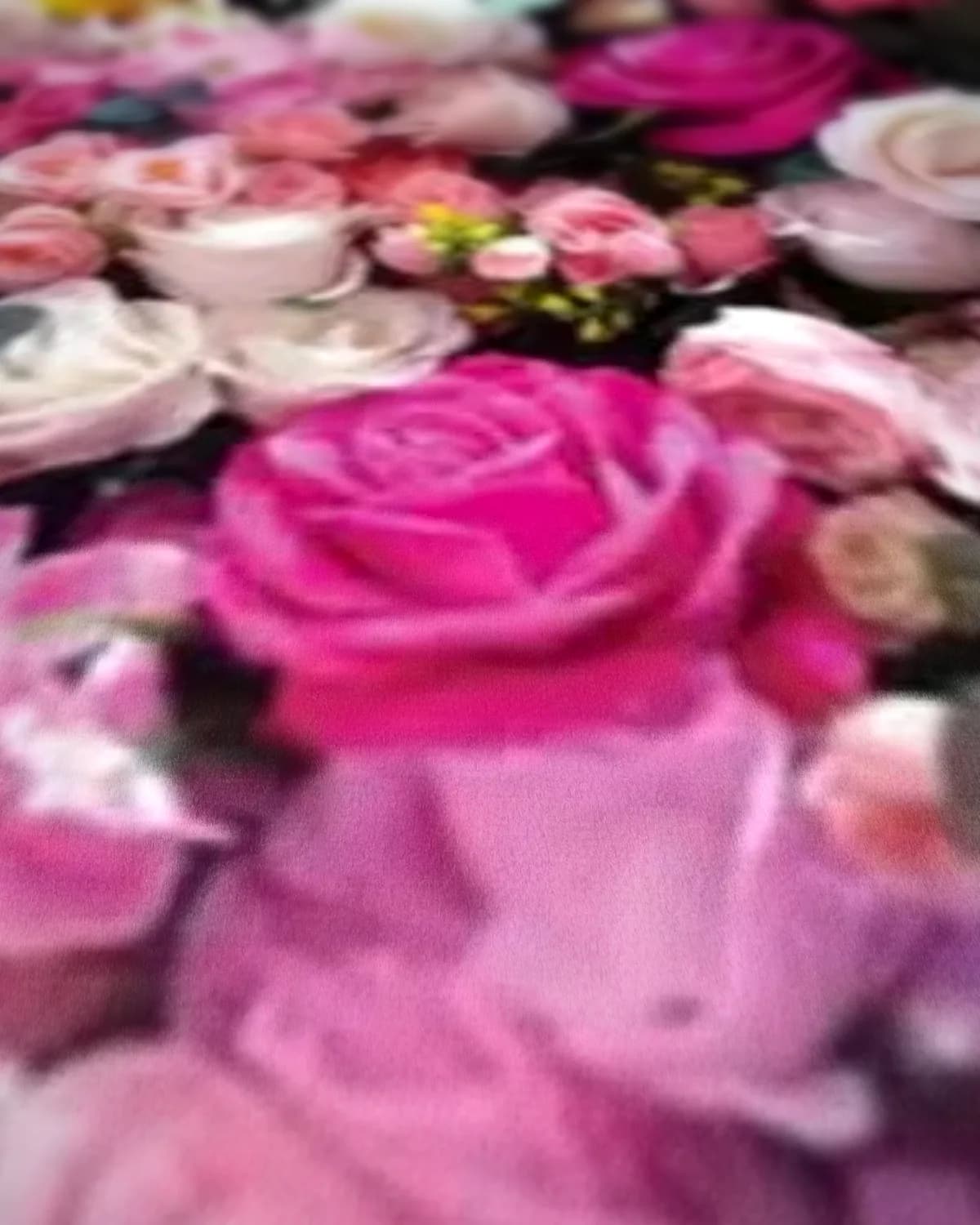 Roze bloemen op geweven fluweel, uitsnede 3 van 3