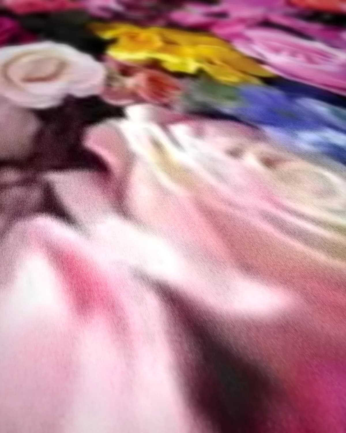 Roze bloemen op geweven fluweel, uitsnede 2 van 3