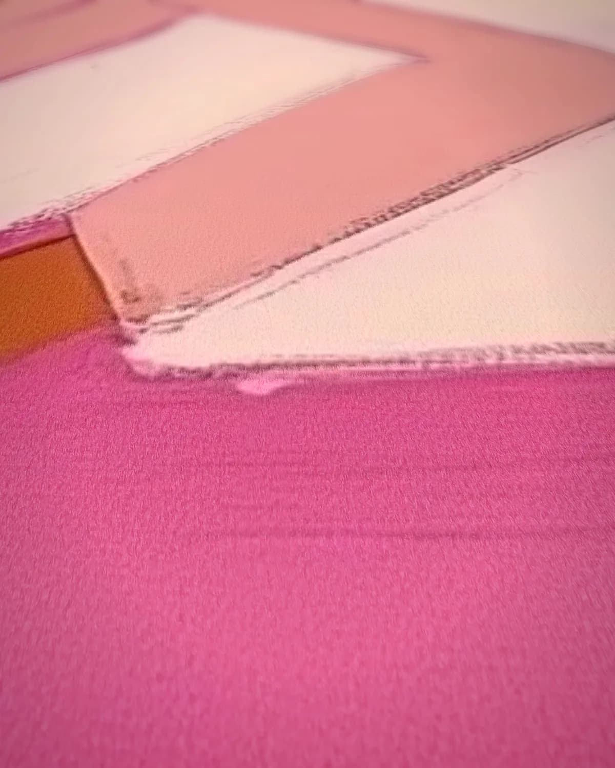 Roze pak op geweven fluweel, uitsnede 1 van 3