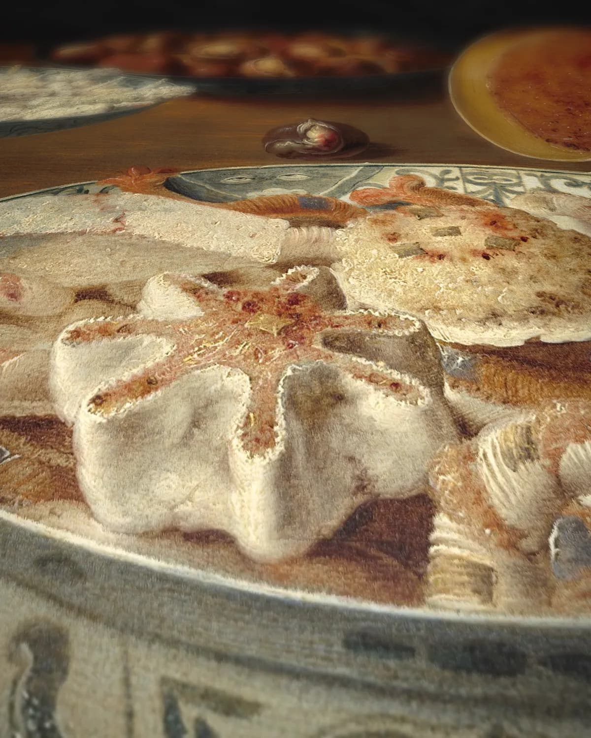 Schotels met oesters, fruit en wijn op geweven fluweel, uitsnede 1 van 3