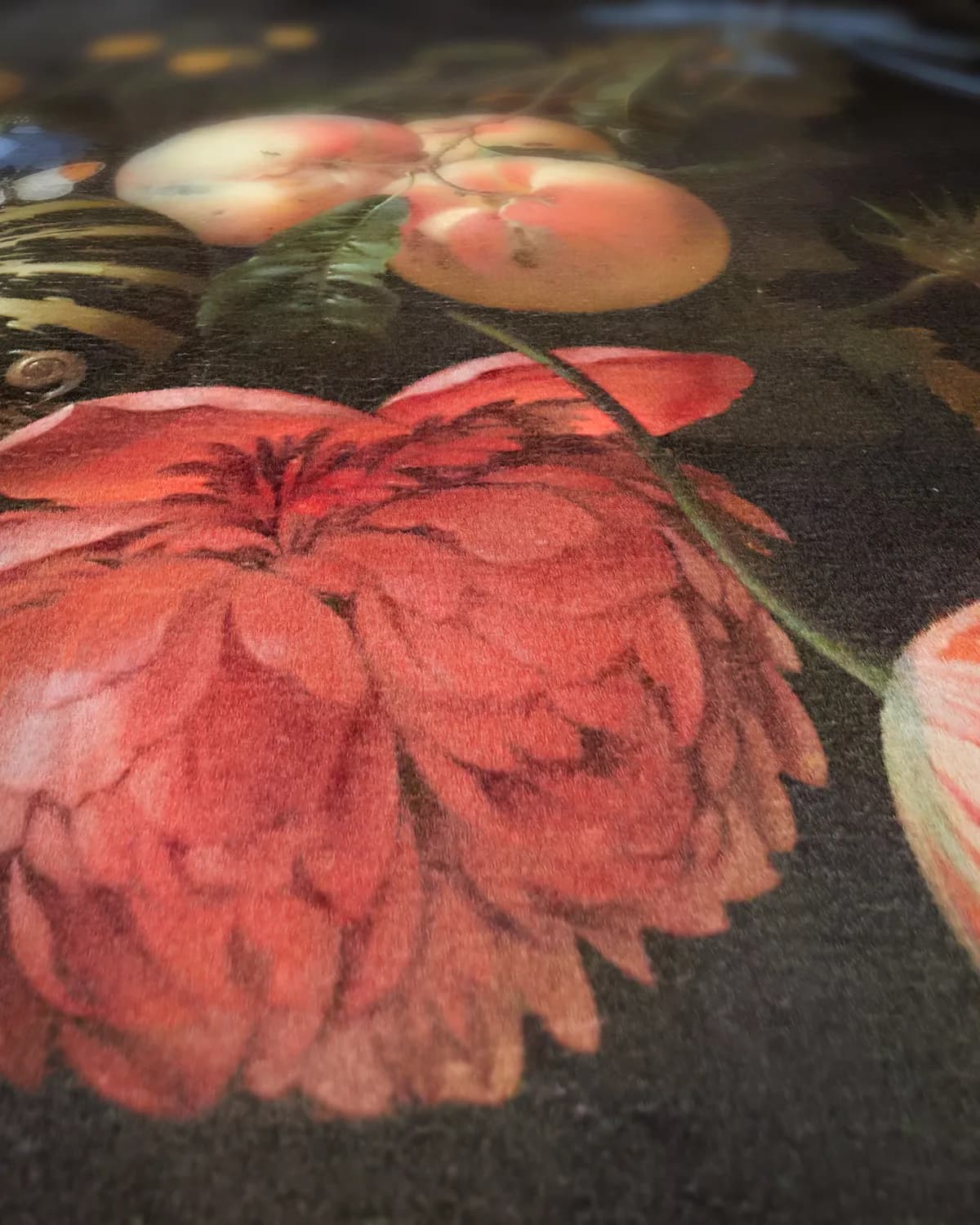 Slinger van fruit en bloemen op geweven fluweel, uitsnede 1 van 3