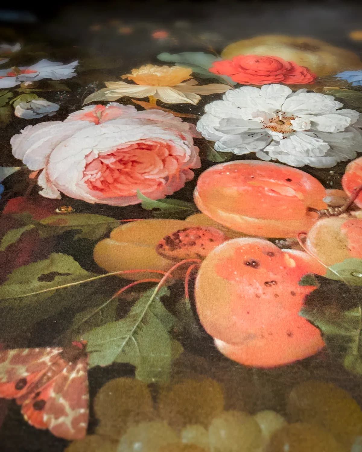 Slinger van fruit en bloemen op geweven fluweel, uitsnede 3 van 3