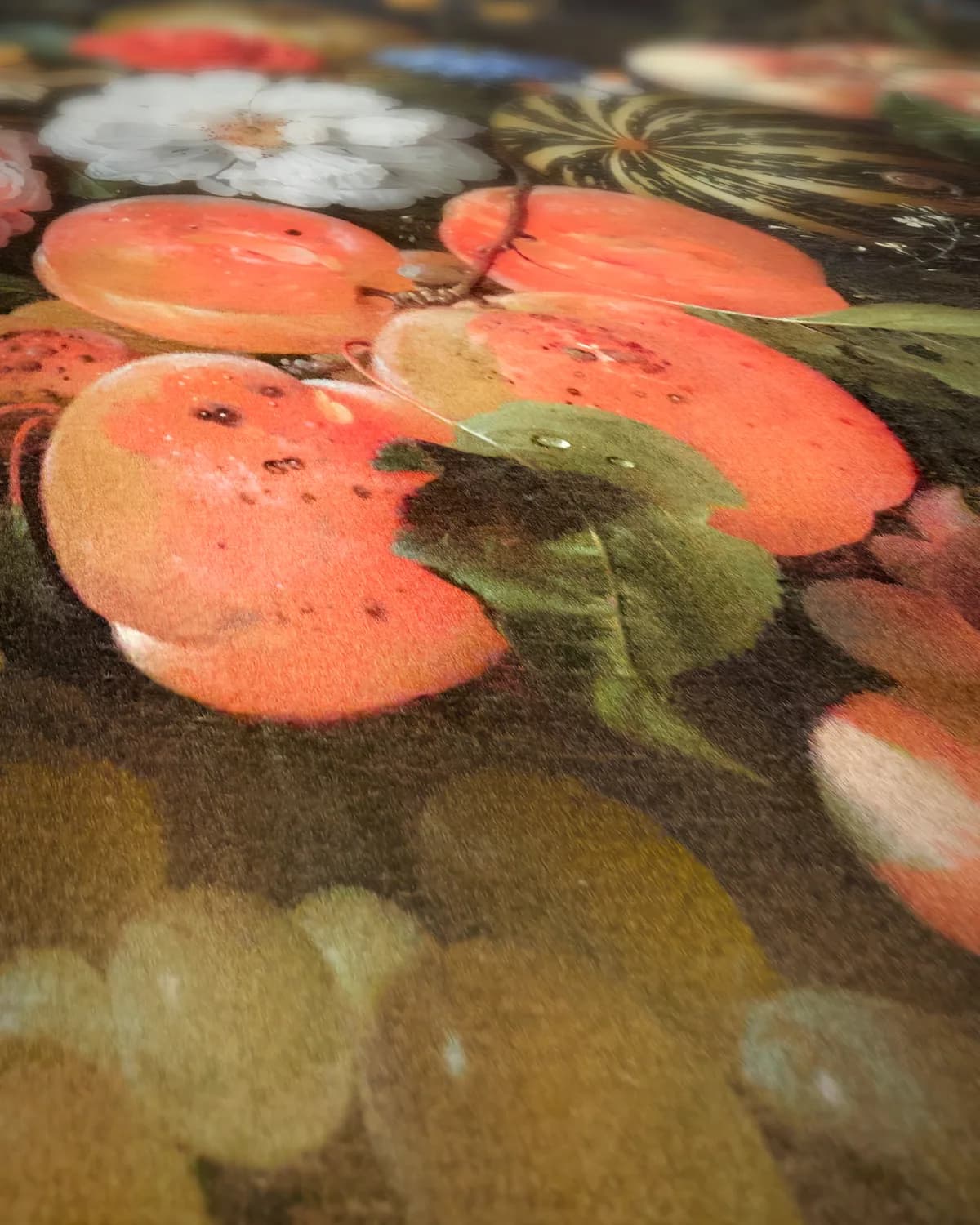 Slinger van fruit en bloemen op geweven fluweel, uitsnede 2 van 3
