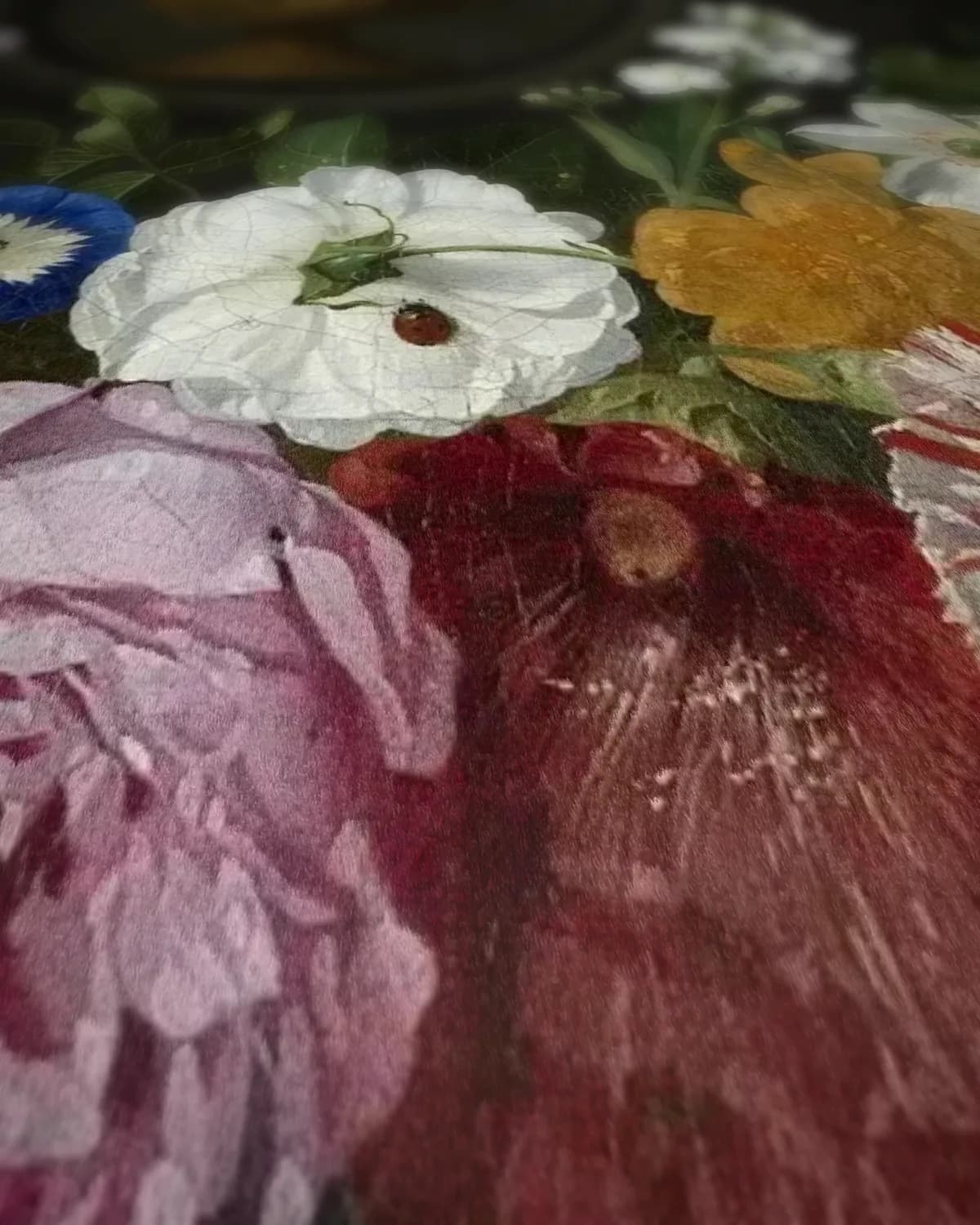 Standbeeld met bloemen op geweven fluweel, uitsnede 1 van 3
