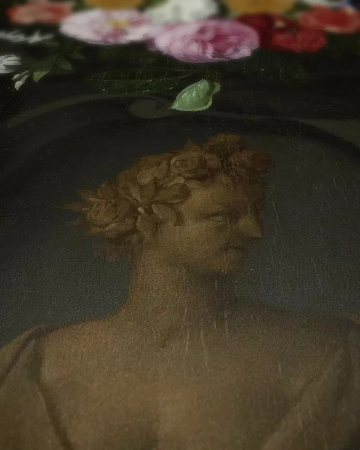 Standbeeld met bloemen op geweven fluweel, uitsnede 3 van 3
