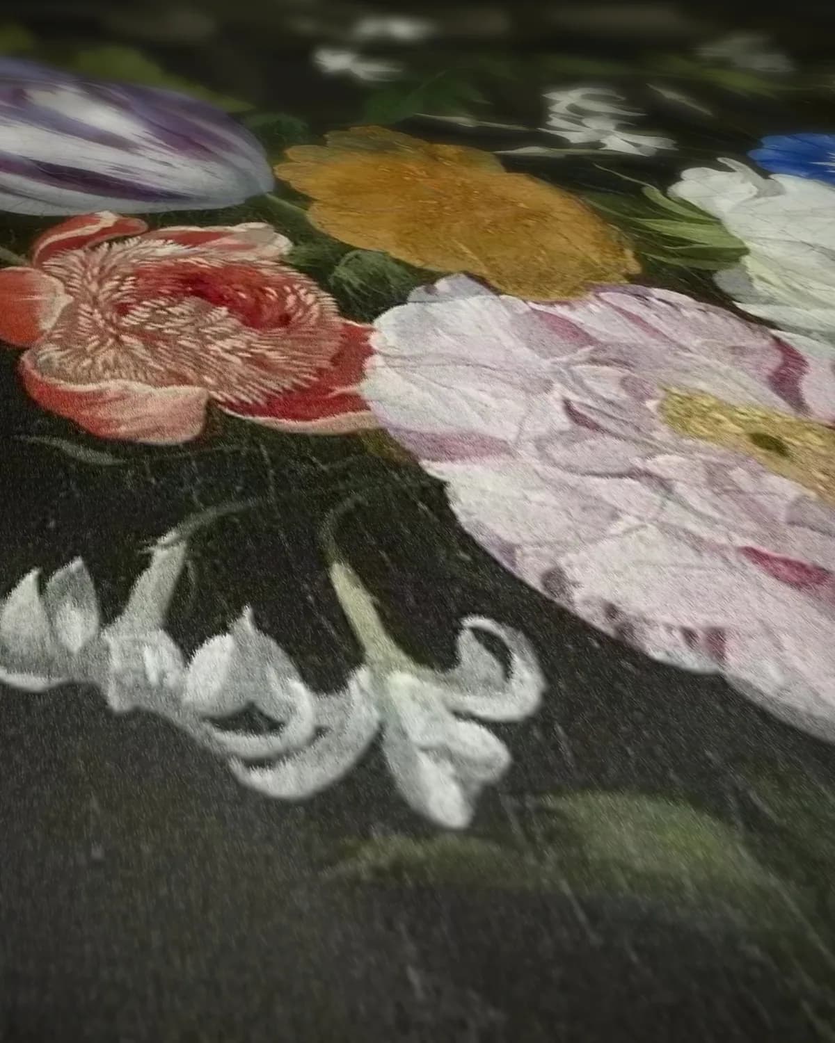 Standbeeld met bloemen op geweven fluweel, uitsnede 2 van 3